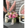 Welurowy flowerbox pistacja z bukietem gożdzików